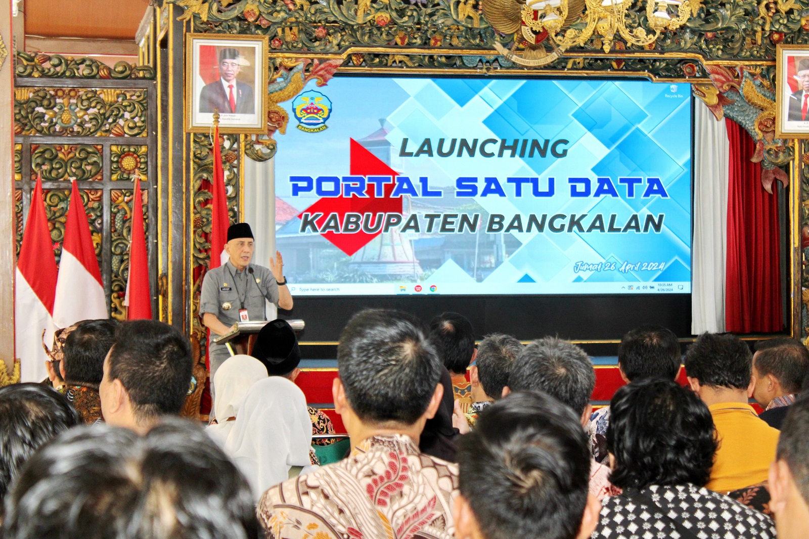 PERESMIAN: Pj Bupati Bangkalan Arief M. Edie menyampaikan sambutan dalam launching Portal Satu Data di Pendopo Agung Jumat (26/5). (VIVIN AGUSTIN HARTONO/JPRM)
