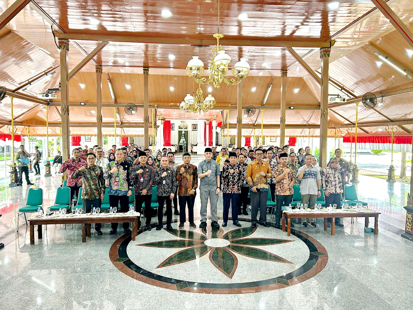 KEBERSAMAAN: Pj Bupati Bangkalan Arief M. Edie (tengah, depan) berfoto bersama undangan saat menghadiri launching Portal Satu Data di Pendopo Agung Jumat (26/5). (VIVIN AGUSTIN HARTONO/JPRM)
