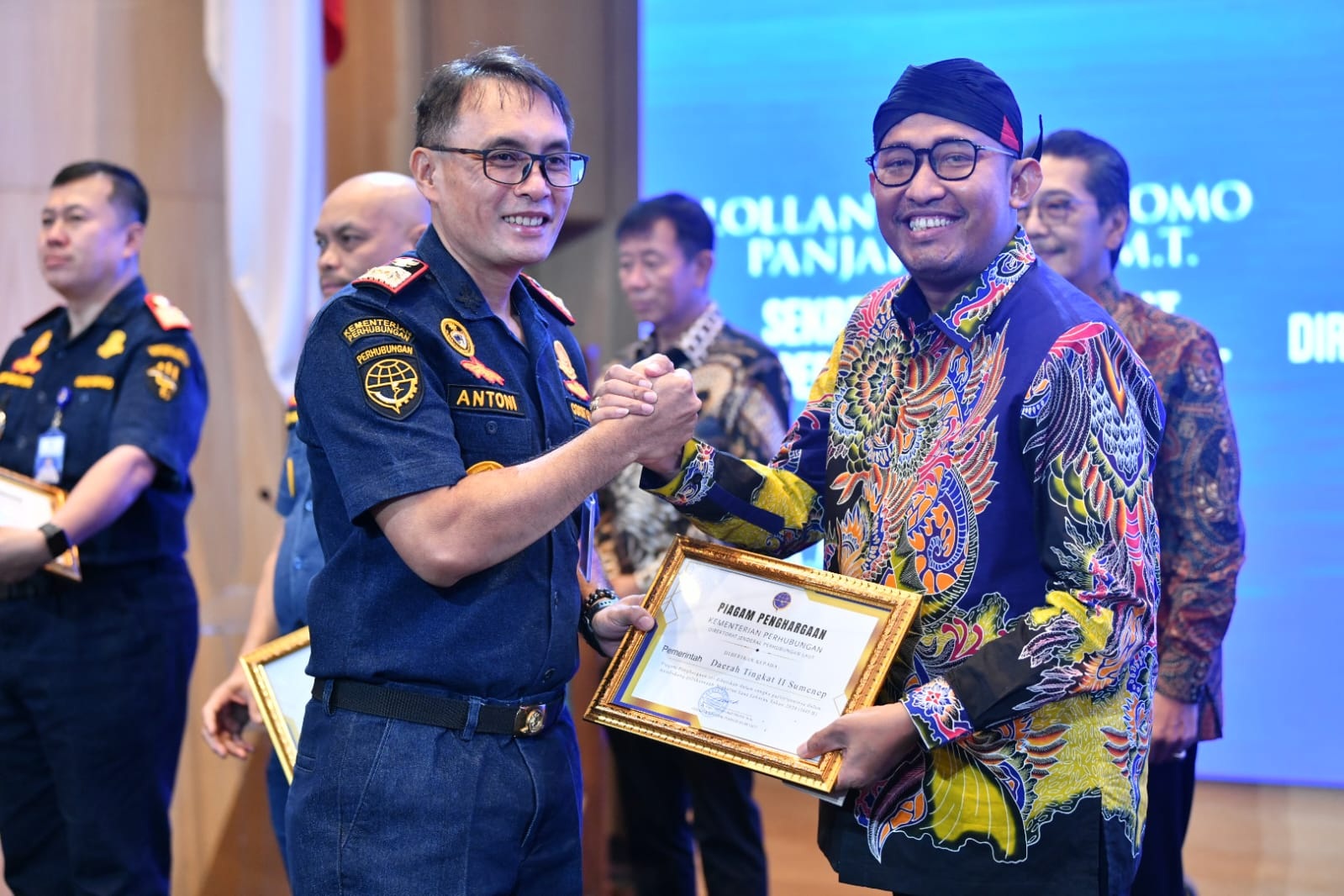 UNTUK SUMENEP: Bupati Sumenep Achmad Fauzi Wongsojudo (kanan) menerima penghargaan dari Dirjen Perhubungan Laut Kemenhub Antoni Arif Priadi (kanan) di Jakarta. (PROKOPIM SUMENEP)
