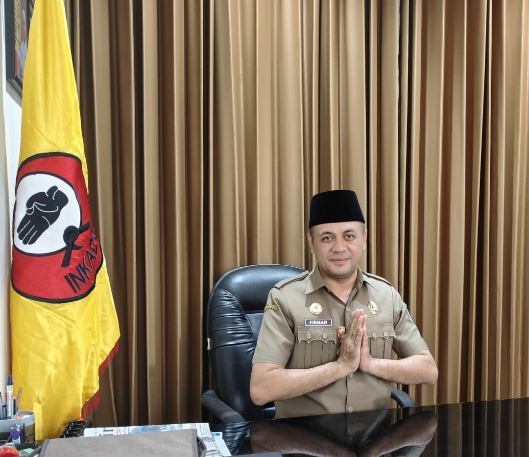 SANTAI: Firman berfoto di ruangannya di kantor Indonesia Karate Do (Inkado) Jawa Timur, Kamis (25/4). (FIRMAN SYAH ALI UNTUK JPRM)