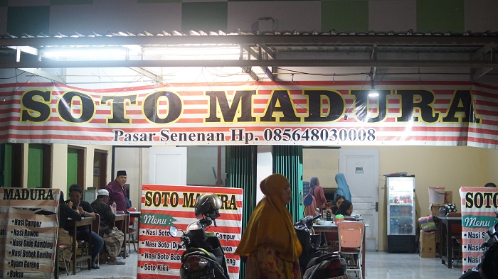 ANTRE: Pemburu kuliner menikmati soto di warung Soto Madura di Pasar Senenan, Bangkalan, Jumat (6/4). (ABRAR GHAZY HARDIAN/JPRM)