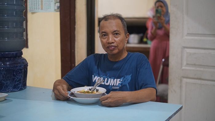 KULINER: Muhammad Rido&rsquo;i sedang menyuguhkan soto Maduranya, Jumat (6/4). (ABRAR GHAZY HARDIAN/JPRM)