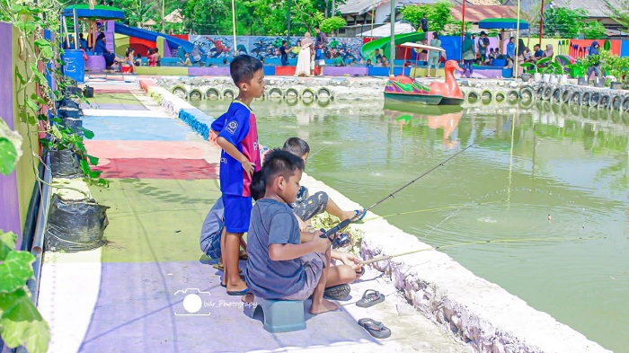 TUNGGU HASIL: Bocah memancing di Taman Edukasi Titik Sejuta Warna di Desa Pademawu Timur, Kecamatan Pademawu, Pamekasan. (ACH. SAID UNTUK JPRM)