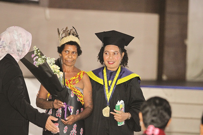 TERHARU: Deyantina Kowi (kanan) didampingi ibundanya setelah mengikuti prosesi wisuda di Universitas Trunojoyo Madura (UTM) Minggu (28/4). (VIVIN AGUSTIN HARTONO/JPRM)