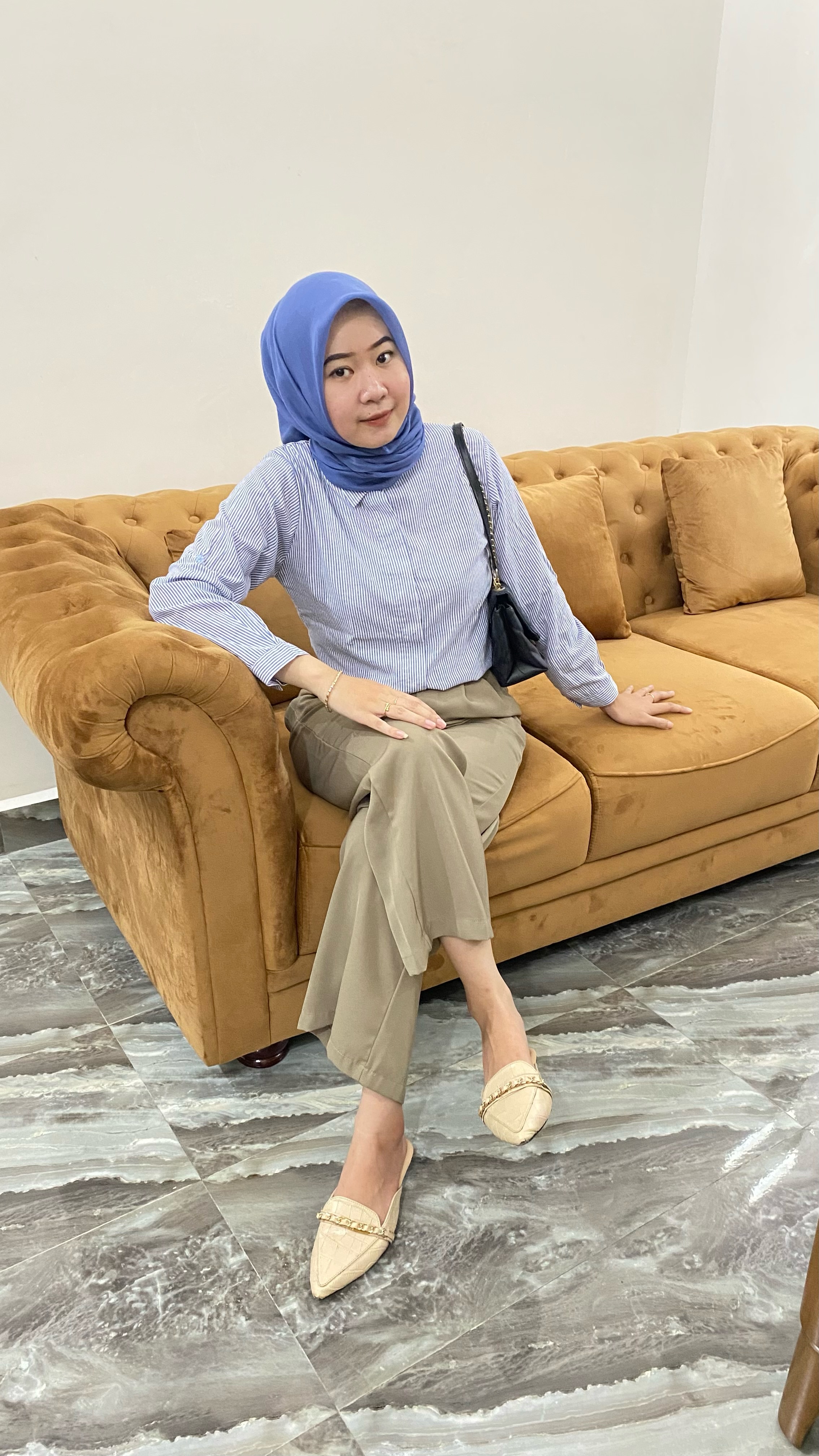 MENAWAN: Alifia Elsa Damara tampil percaya diri menggunakan celana kulot berbahan polyester. (AYU LATIFAH/JPRM)