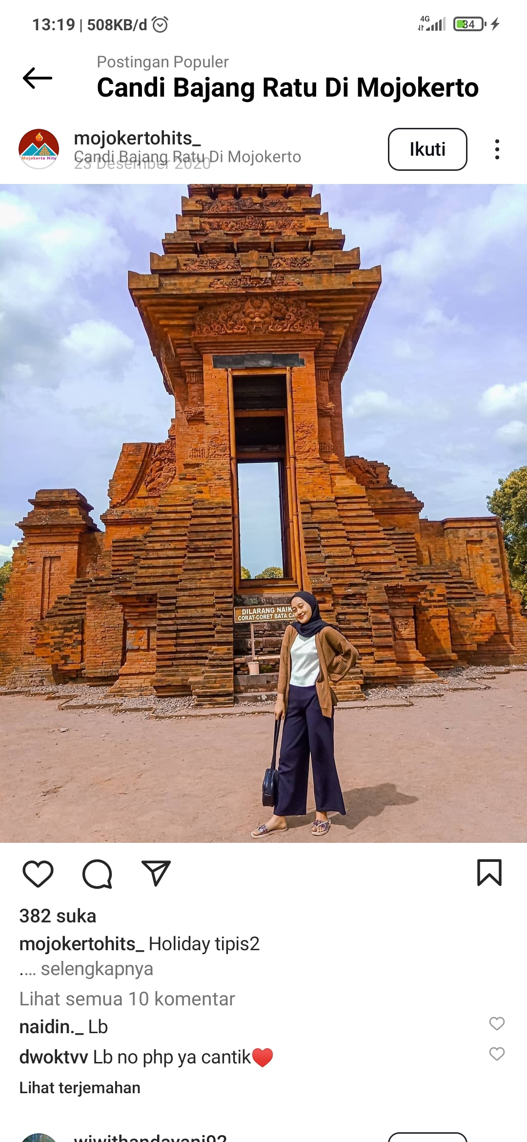 Pengunjung menikmati keindahan Candi Bajang Ratu