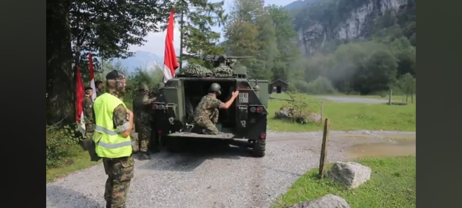 LATIHAN: Militer Swiss menggunakan bendera merah putih saat latihan menembak.