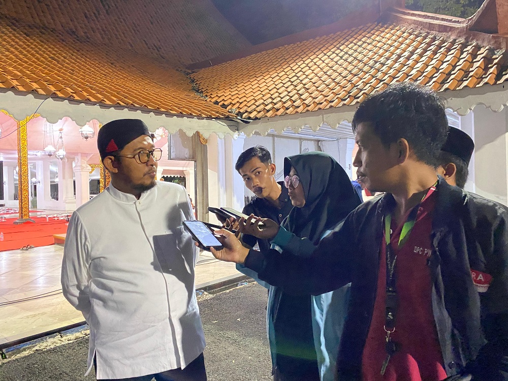 PETAHANA: Bupati Sumenep Achmad Fauzi Wongsojudo ketika diwawancarai wartawan di halaman Pendopo Keraton Sumenep, Kamis (4/4). (MOH. JUNAIDI/JPRM)