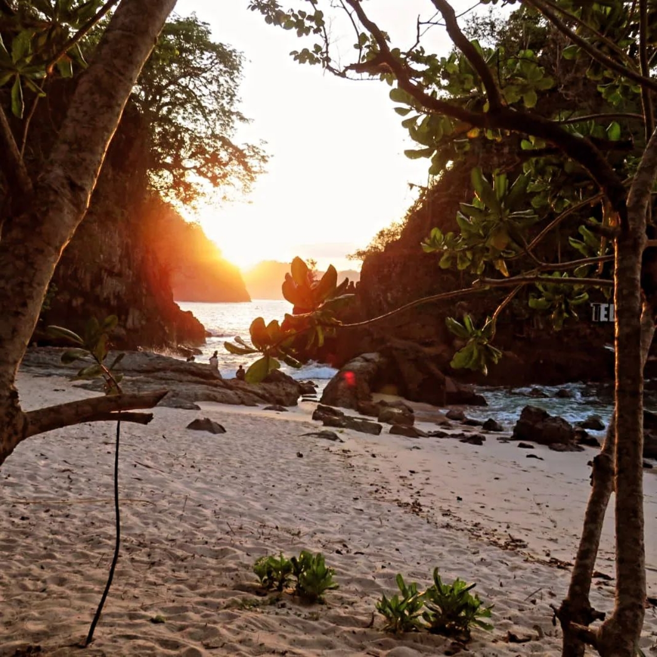 Potret indah senja di Teluk Hijau Banyuwangi