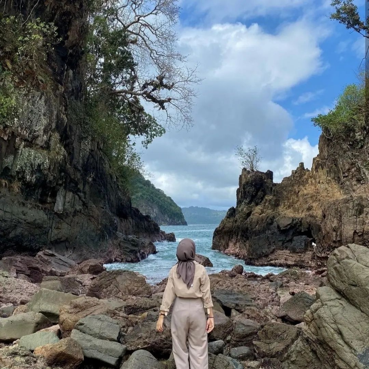 Teluk Hijau Dengan berbagai pesonanya