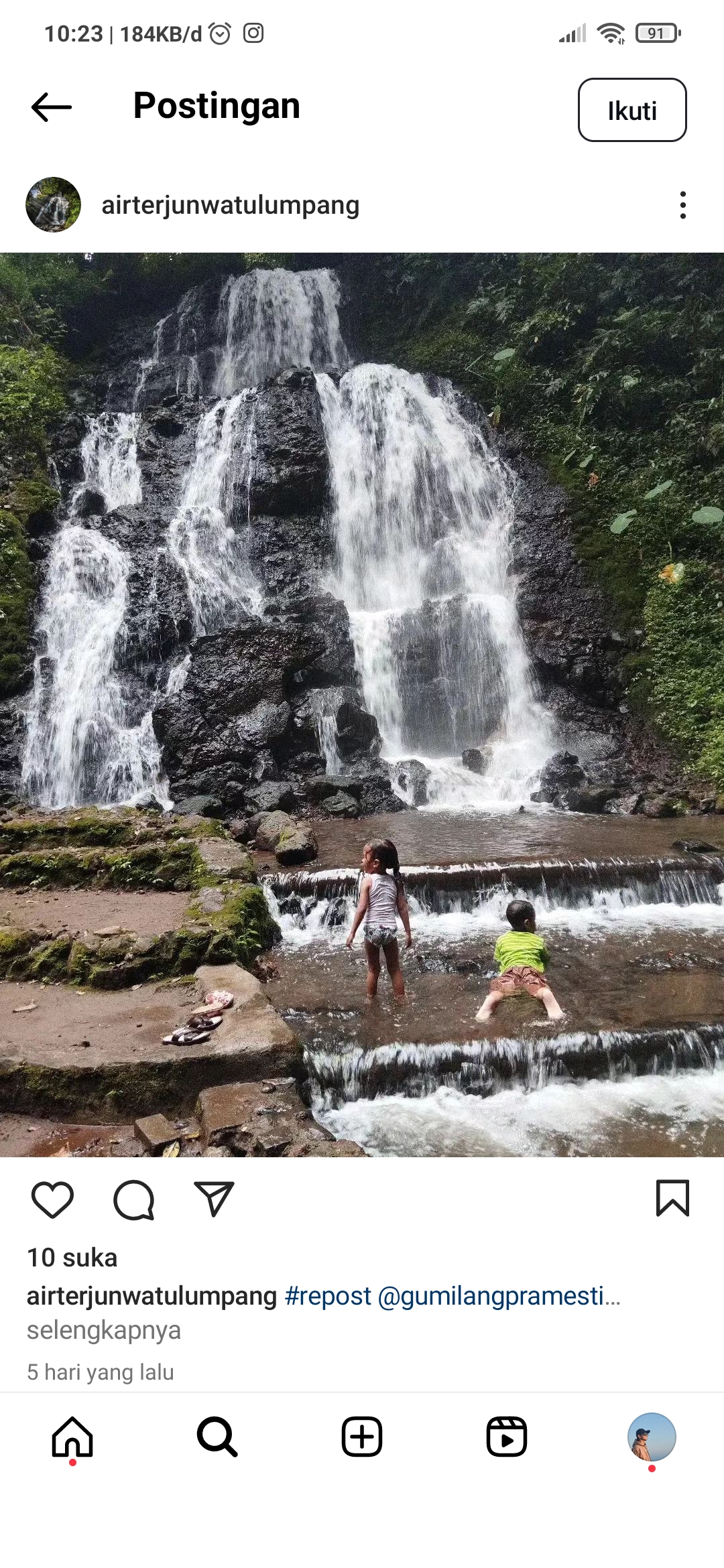 Anak-anak menikmati segarnya air terjun Watu Lumpang