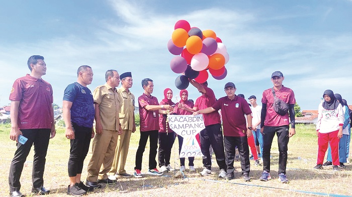 SIMBOLIS: Kacabdindik Jatim Wilayah Sampang Mas&rsquo;udi Hadiwijaya (lima dari kiri) melepas balon pertanda dimulainya Kacabdin Sampang Cup 2024 di lapangan Sampang Sport Center Senin (29/4).