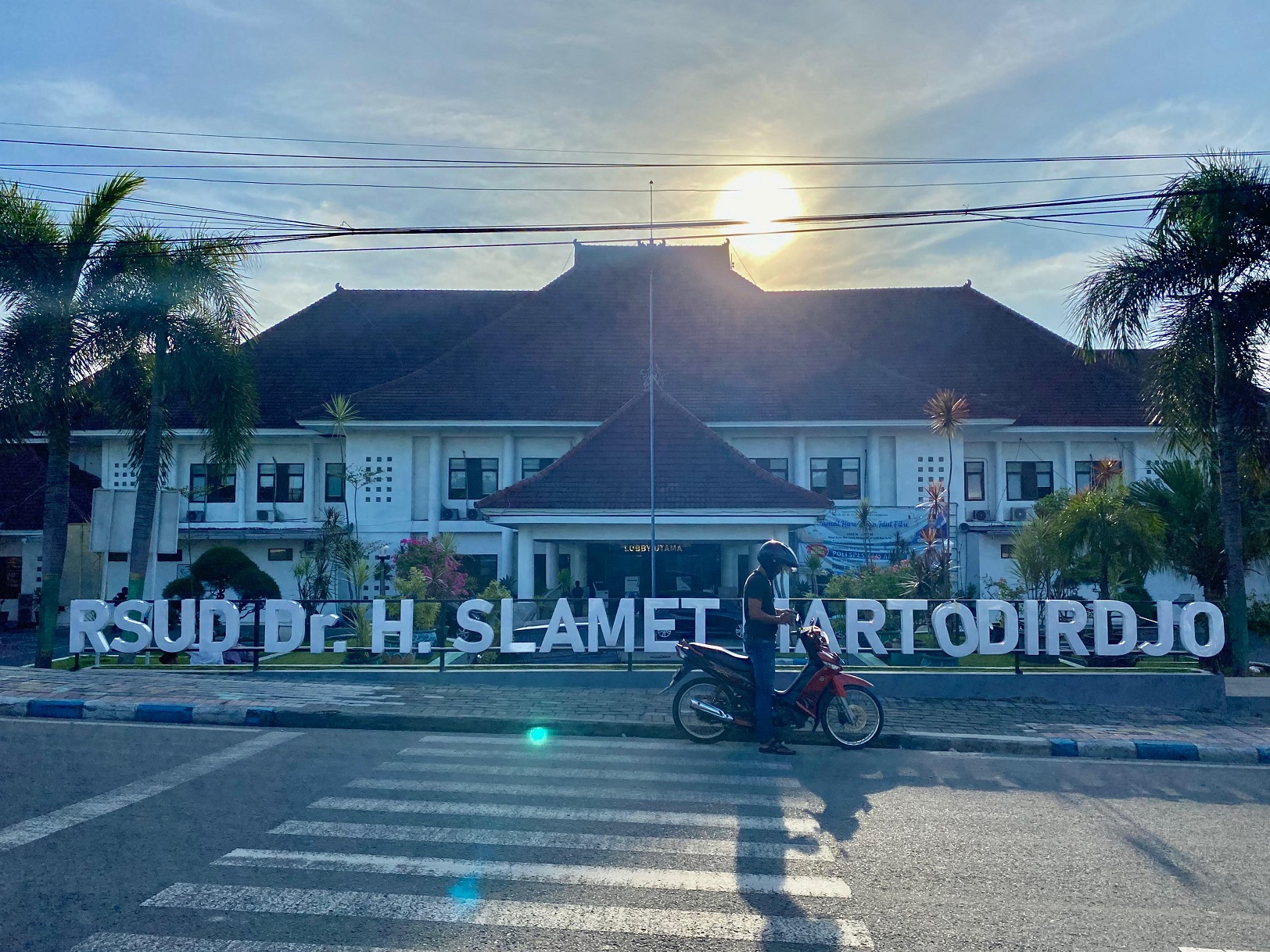 LAYANAN KESEHATAN: RSUD Smart Pamekasan menjadi rujukan masyarakat. (FAHMI JALIL/ JPRM)