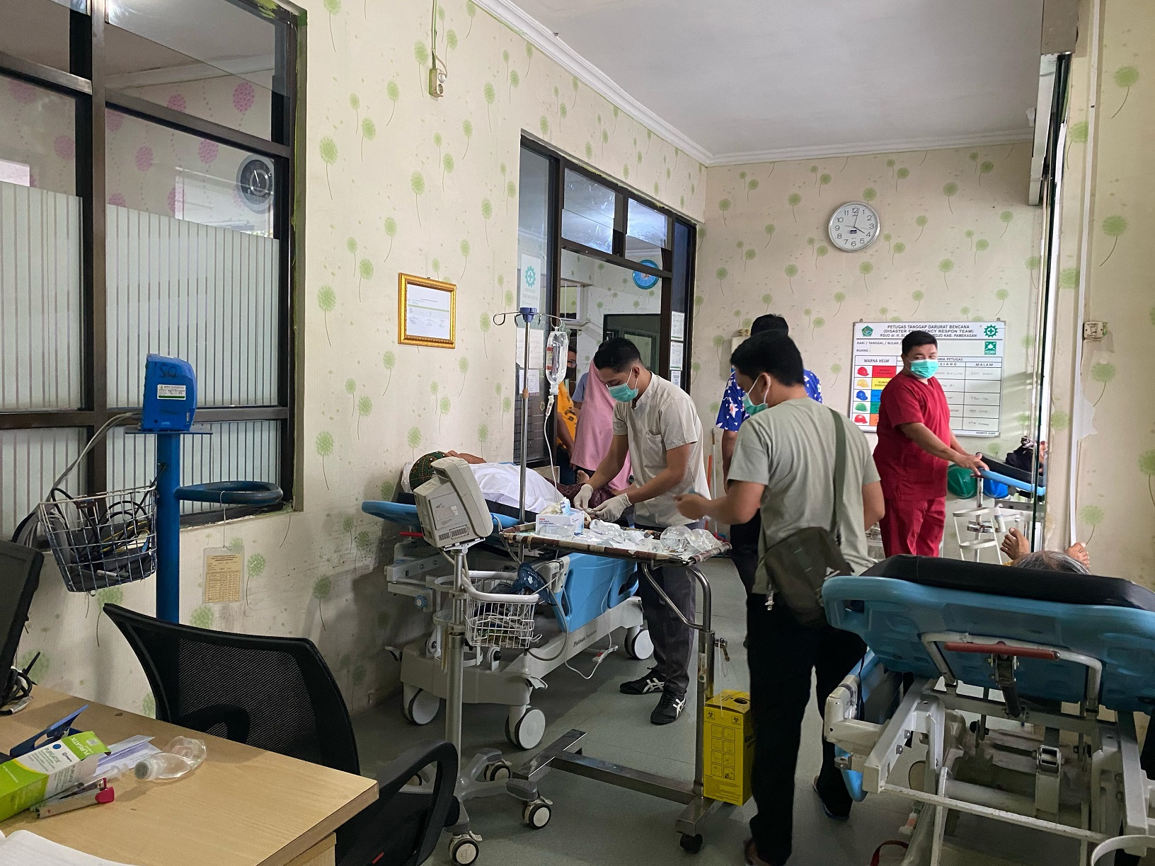LAYANAN NORMAL: Petugas RSUD Smart Pamekasan melayani pasien di salah satu ruangan. (FAHMI JALIL/ JPRM)