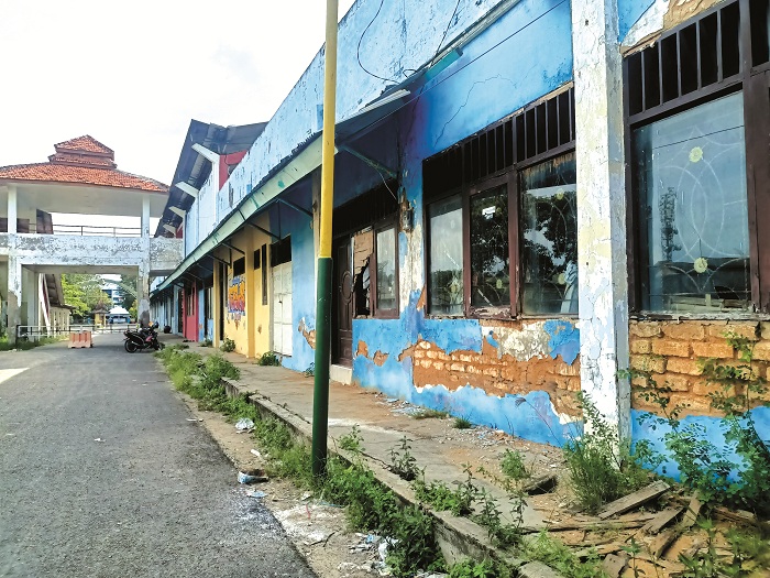 BUTUH PERBAIKAN: Kondisi Stadion A. Yani Sumenep yang berlokasi di Desa Pabian, Kecamatan Kota, Senin (29/4). (MOH. IQBAL/JPRM)