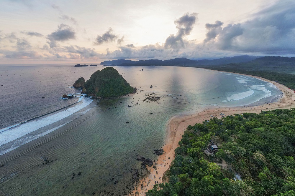 pesona Pantai Pulau Merah Banyuwangi