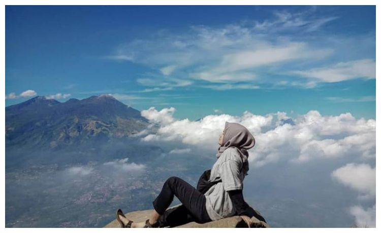 Seorang Perempuan Sedang Menikmati Panorama Indah di Gunung Penanggungan Mojokerto