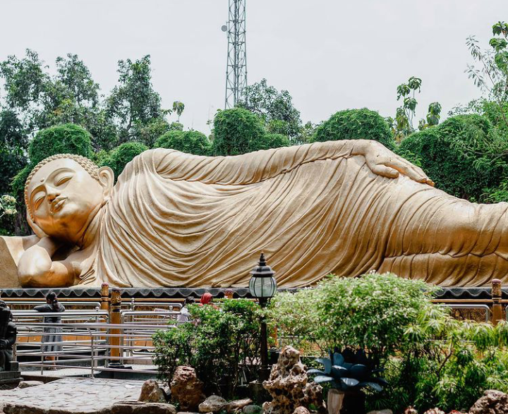 UNIK: Patung Budha Tidur Maha Vihara Mojokerto