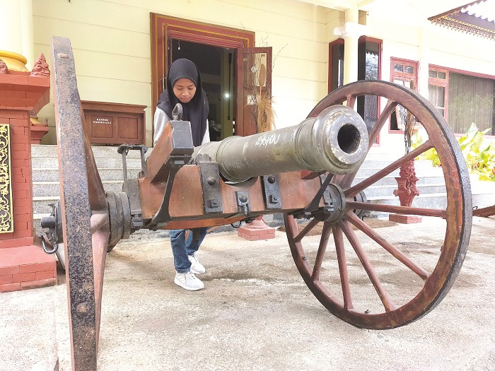 BENDA BERSEJARAH: Pengunjung tengah melihat meriam di Museum Cakraningrat Bangkalan Selasa&nbsp;(27/2). (VIVIN AGUSTIN HARTONO/JPRM)
