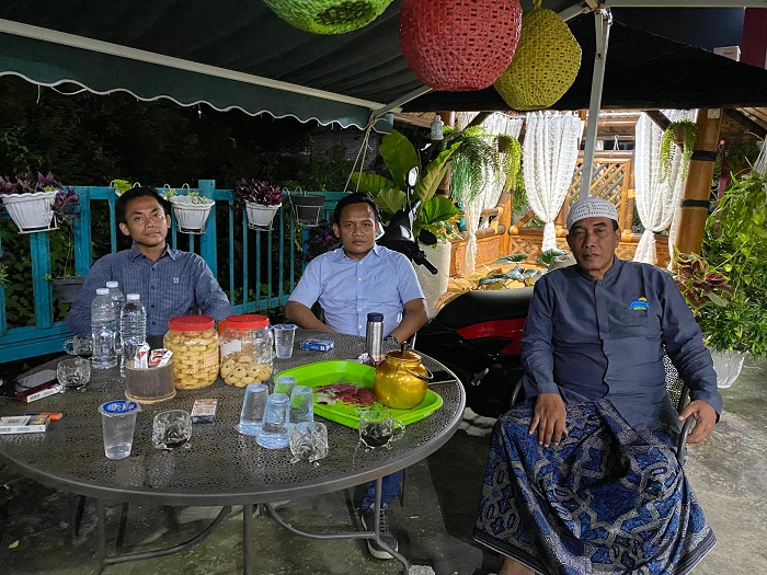 SALING SUPPORT: Kepala JPRM Biro Sampang Fathorrahman (tengah) didampingi Wakabiro Darul Hakim berbincang dengan Pemilik Sampang Water Park Mohammad Toha (kanan) Selasa (30/4). (ANIS BILLAH/ JPRM)