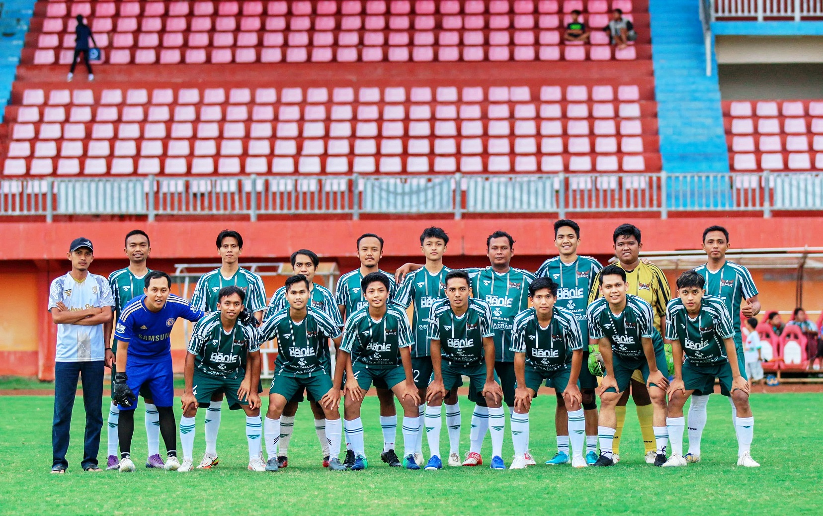 KLUB LOKAL SEPAK BOLA: Rajawali FC Pakong berfoto bersama usai mengikuti laga persahabatan di SGMRP Pamekasan, Desember 2023. (RAJAWALI FC UNTUK JPRM)