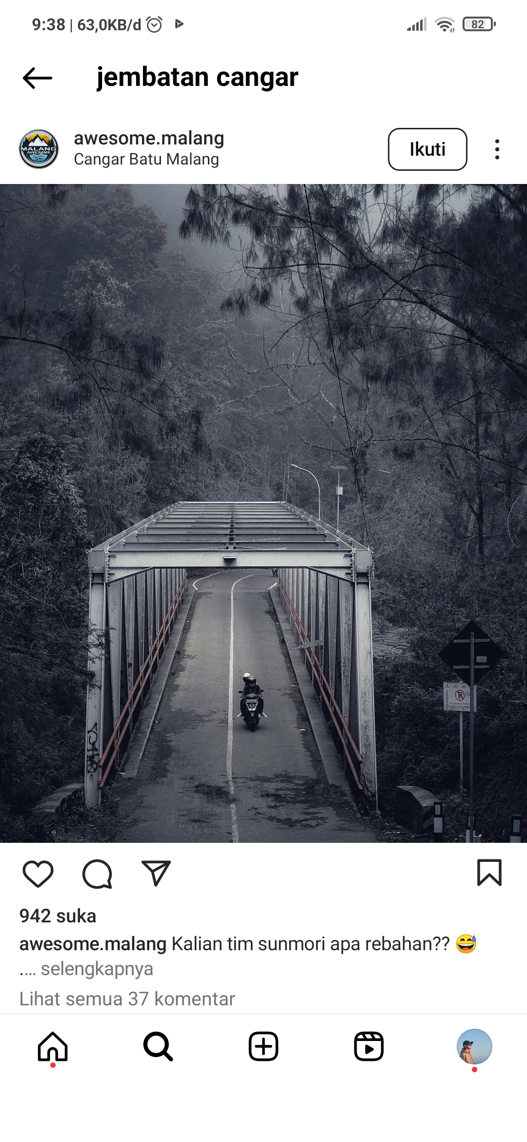 Pengunjung melewati jembatan angker Cangar