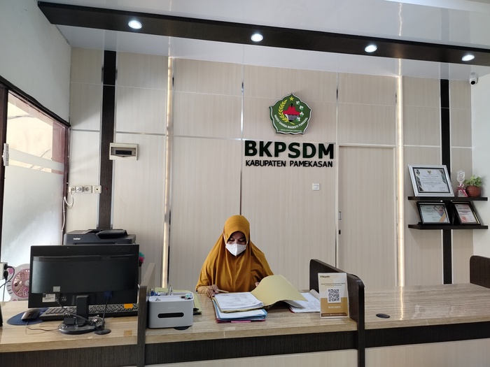 FOKUS: Pegawai BKPSDM Pamekasan berada di ruang resepsionis, Senin (29/4). (LAILIYATUN NURIYAH/JPRM)