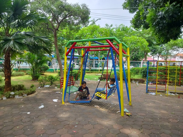 CERIA: Anak-anak menikmati hari libur dengan bermain di Taman Arek Lancor, Kelurahan Barurambat, Minggu (3/3). (LAILIYATUN NURIYAH/JPRM)