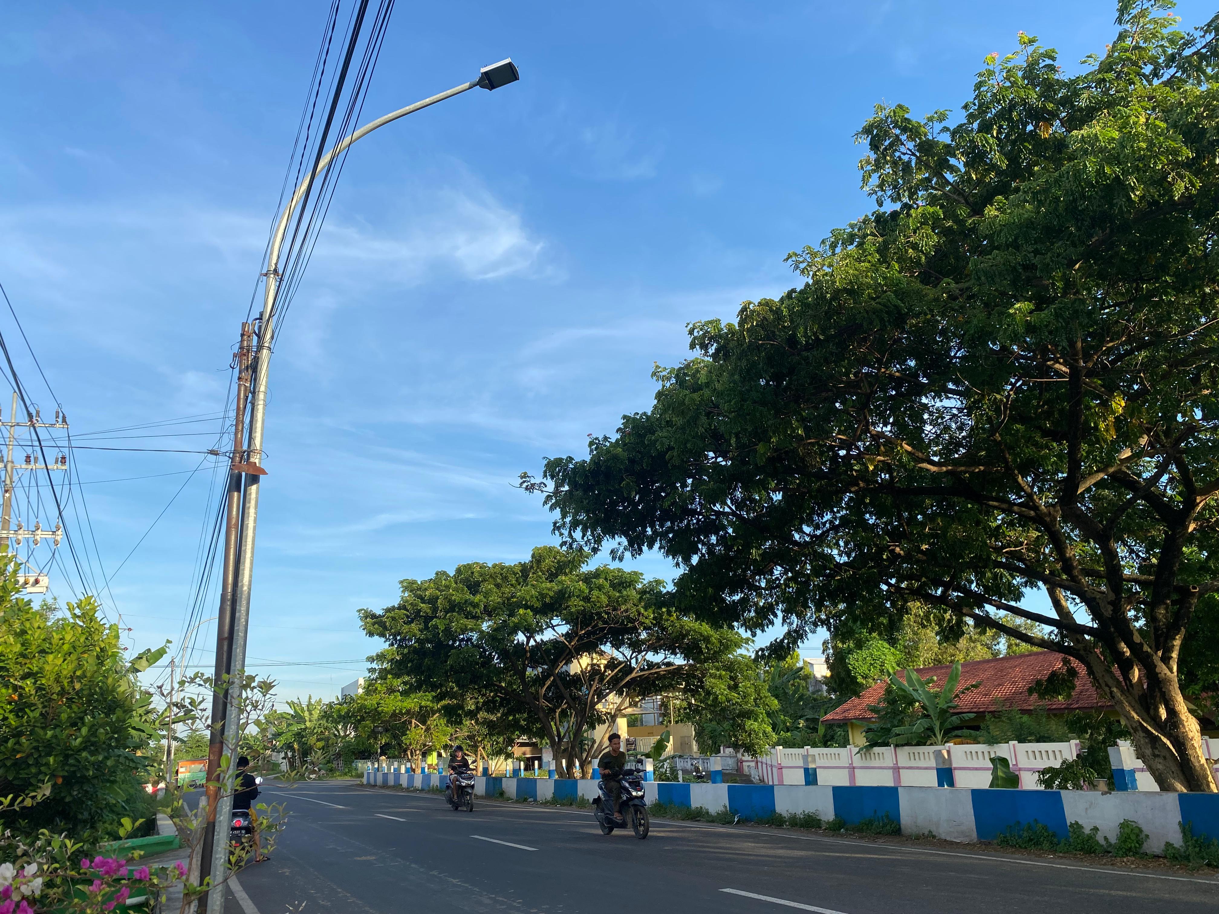 TINGGI: Tiang oktagonal terpasang di wilayah perkotaan Sumenep, Rabu (1/5). (MOH. JUNAIDI/JPRM)