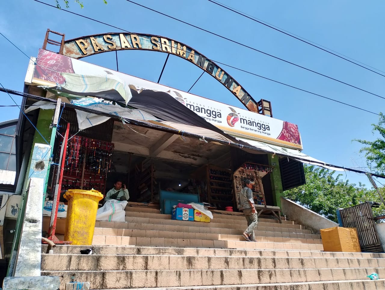 ANGGARAN BESAR: Warga sedang berada di sekitar Pasar Srimangunan, Sampang, Rabu (1/5).