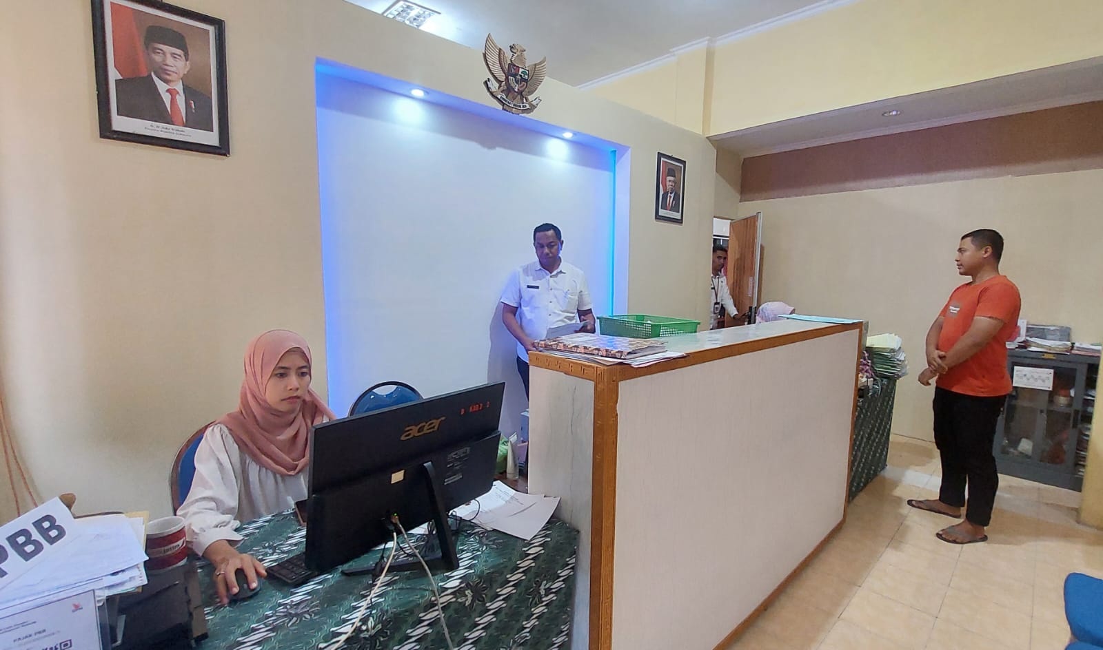 BONUS PAJAK: Pegawai sedang bekerja di ruangan Bidang Pendapatan BPPKAD Sampang, Rabu (10/1).