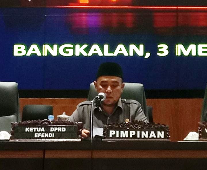 WAKIL RAKYAT: Ketua DPRD Effendi berbicara dalam rapat paripurna di Gedung DPRD Bangkalan, Jumat (3/4). (M. ROZIEN ABQORIY/ JPRM)