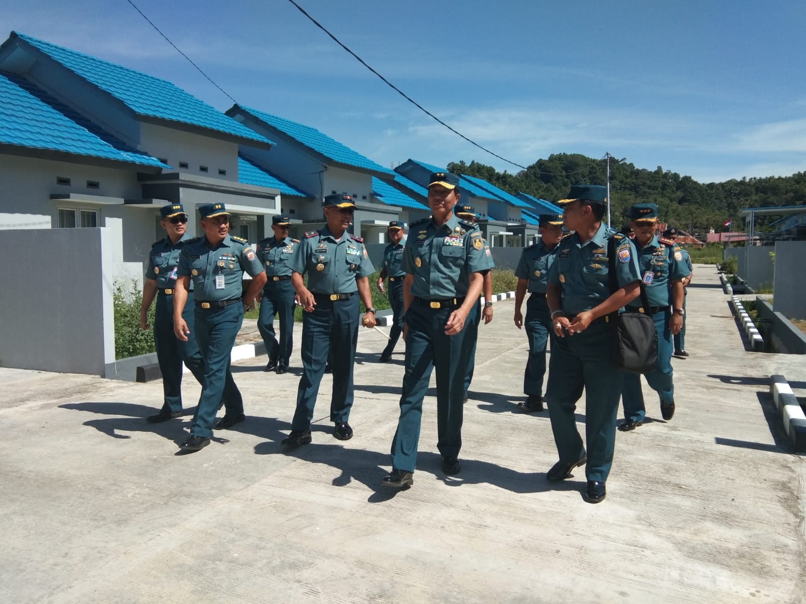 PANTAU LANGSUNG: Kolonel (S) Winarko Sihwidodo saat menemani Laksamana Luda Joko Erwan saat visitasi ke Lantamal 2 Padang.