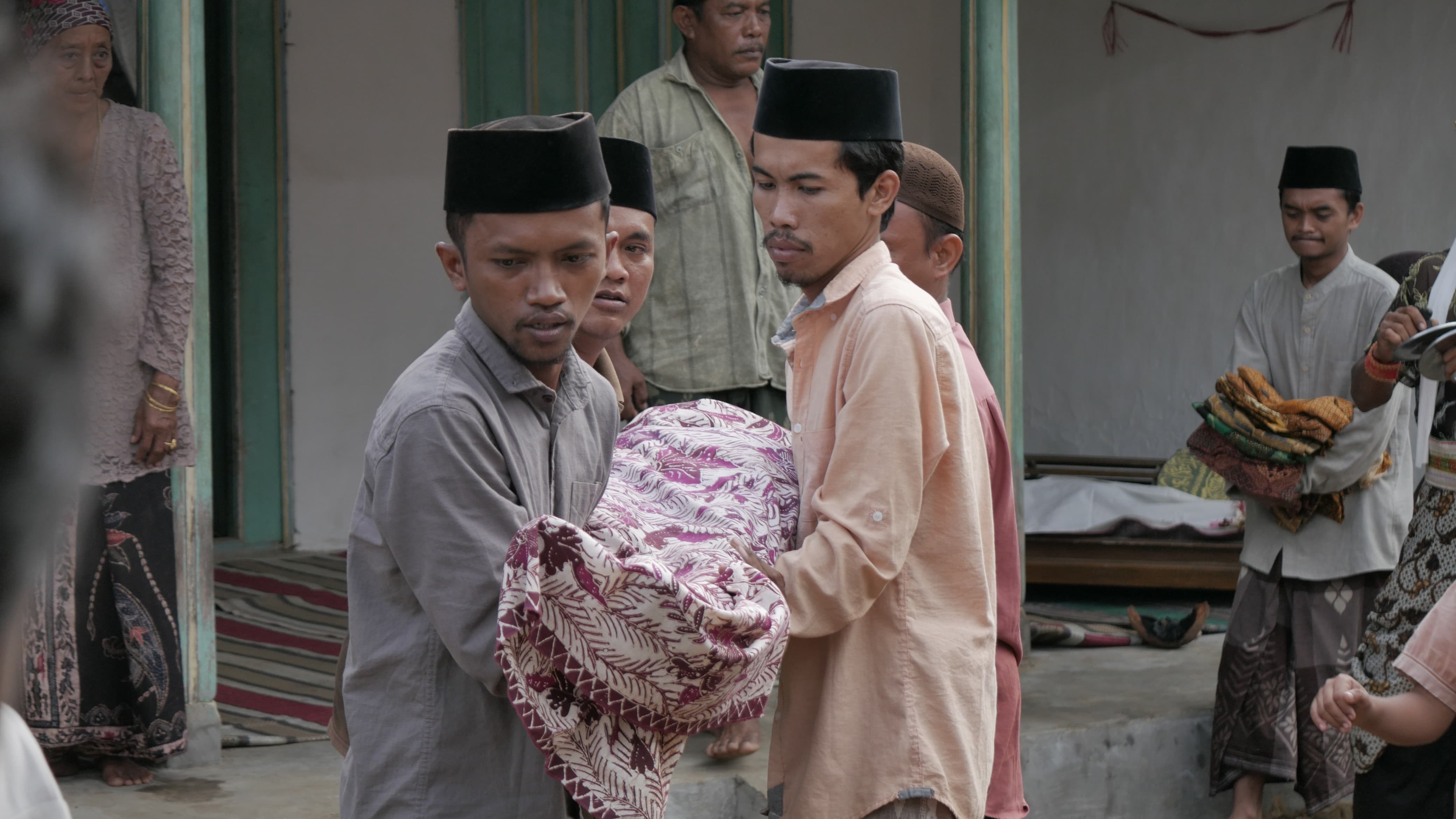 KREATIF: Proses pembuatan film Basiyat di Desa Ganding Timur, Kecamatan Ganding, Sumenep, Mei 2022. (AHMAD FAIZ UNTUK JPRM)