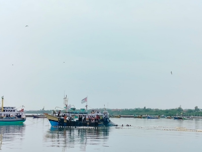 SANTAI: Nelayan di Desa Branta Pesisir, Kecamatan Tlanakan, Pamekasan, berada di atas kapalnya Sabtu (4/5). (LAILIYATUN NURIYAH/JPRM)