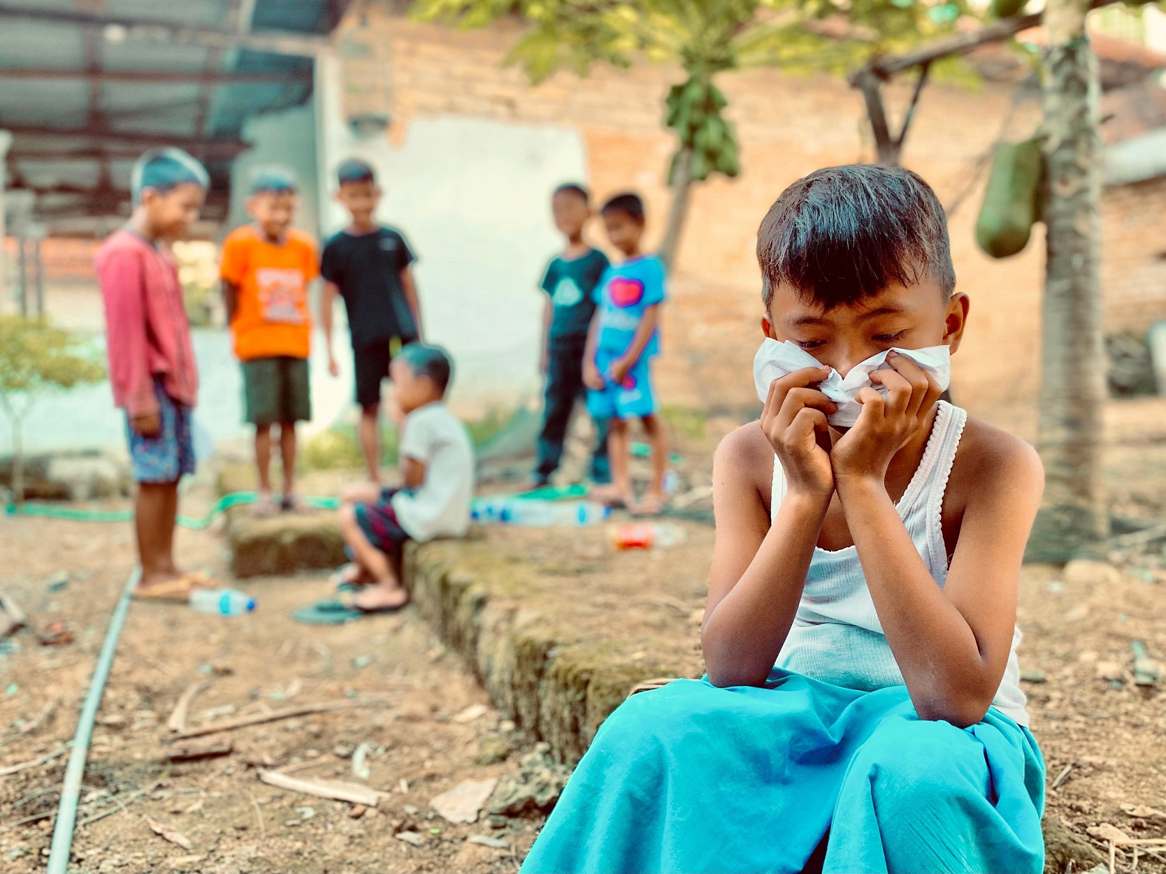 FLU SINGAPURA: Seorang anak menutupi hidung dan mulut saat bersin Jumat (3/5).