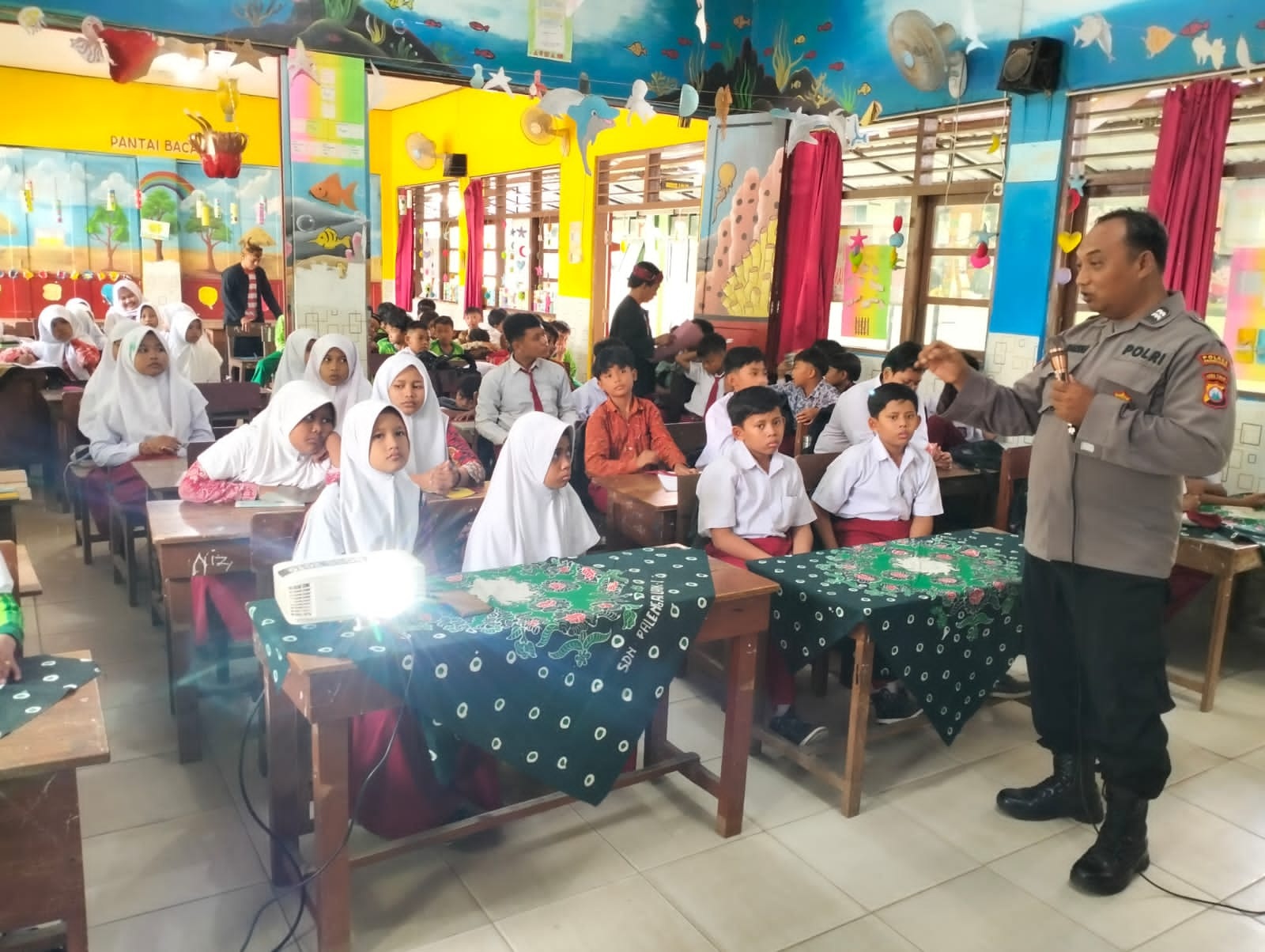 ANTISIPATIF: Polisi sosialisasi di SDN Palengaan Laok 1 Pamekasan, Senin (2/5). (POLSEK PALENGAAN UNTUK JPRM)