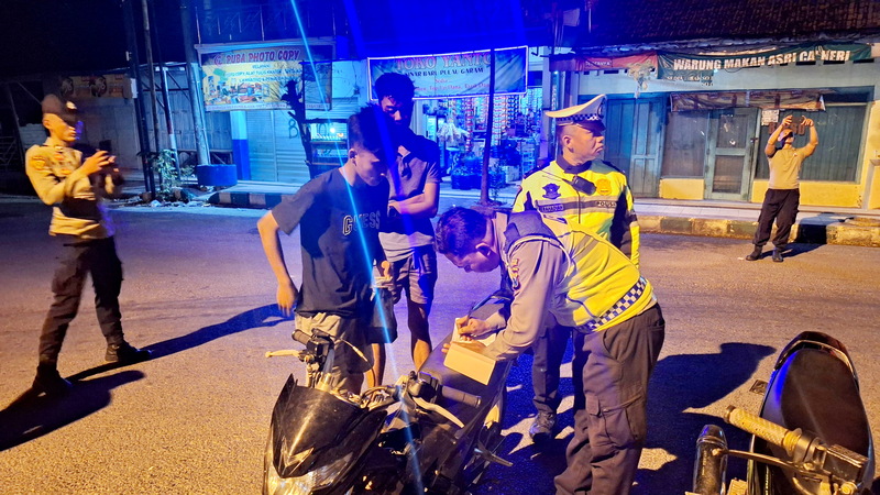 DITINDAK: Polres Pamekasan mengamankan kendaraan bermotor yang terjaring razia bali di Jalan Kabupaten, Kelurahan Bugih, Pamekasan, Sabtu (5/4) kemarin dini hari. (POLRES PAMEKASAN UNTUK JPRM )