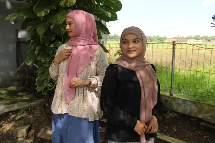 MANIS: Latifah (pink) dan Annisha Fitrih (milo) kompak mengenakan hijab instan segiempat, Jumat (26/4). (VIVIN AGUSTIN HARTONO/JPRM)