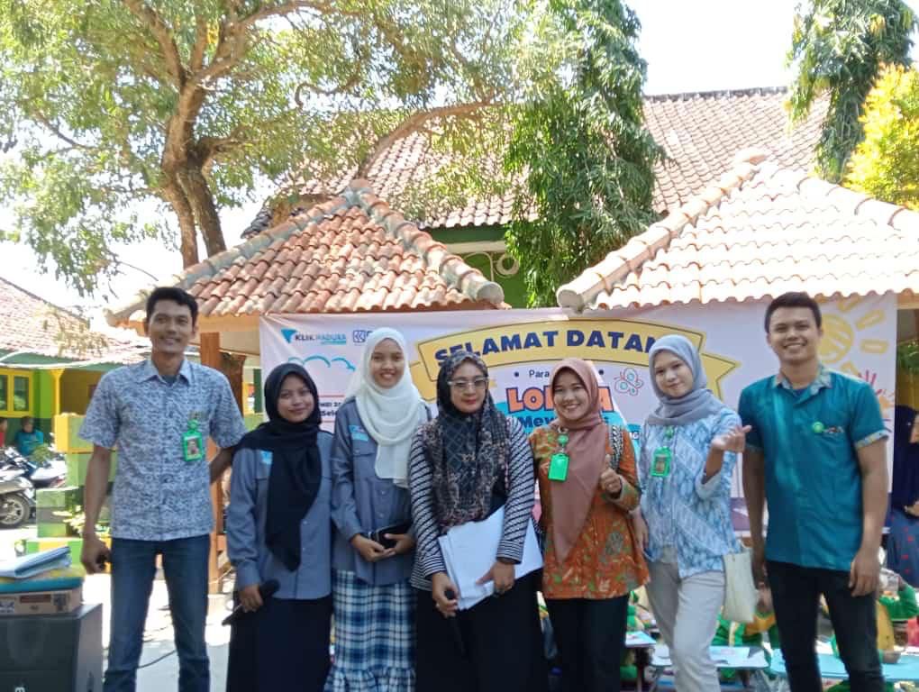 PROGRES: Humas RSIA Puri Bunda Madura Sari Purwati (tengah) berfoto bersama pegawai RSIA Puri Bunda Madura saat kegiatan lomba mewarnai di Kecamatan Pakong, Sabtu (4/5).