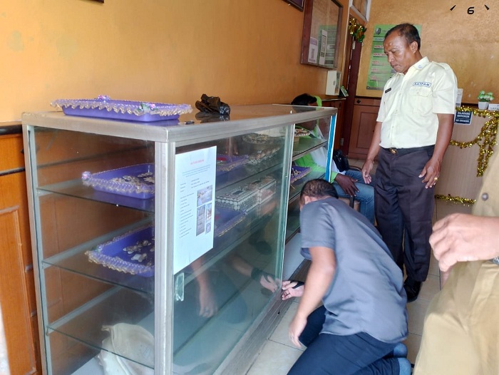 PRODUK LOKAL: Karyawan mengecek produk UMKM yang dipajang di kantor DPMD Sampang Senin (6/5). (UBAIDILLAHIR RA&rsquo;IE/JPRM)