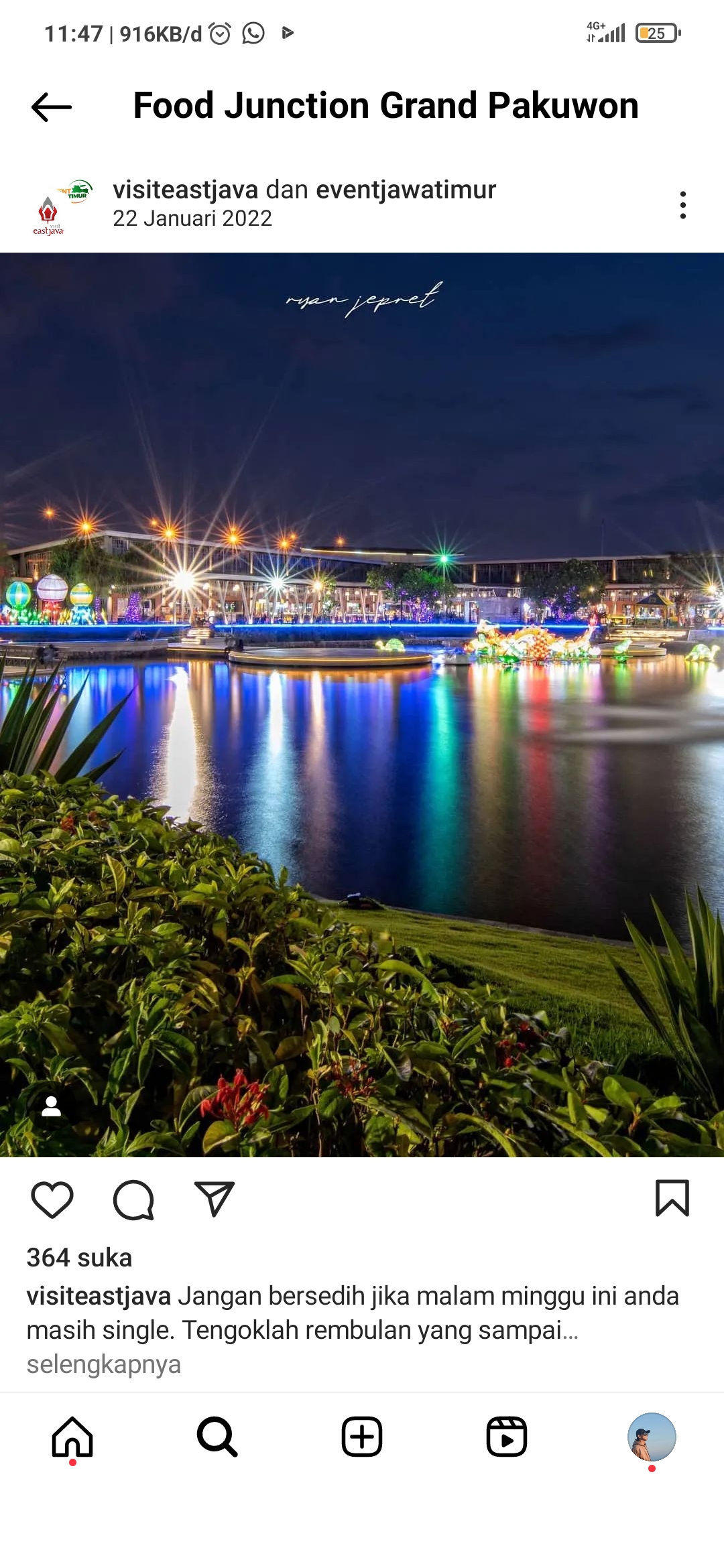 Food Junction Grand Pakuwon dengan nuansa lampu yang estetik