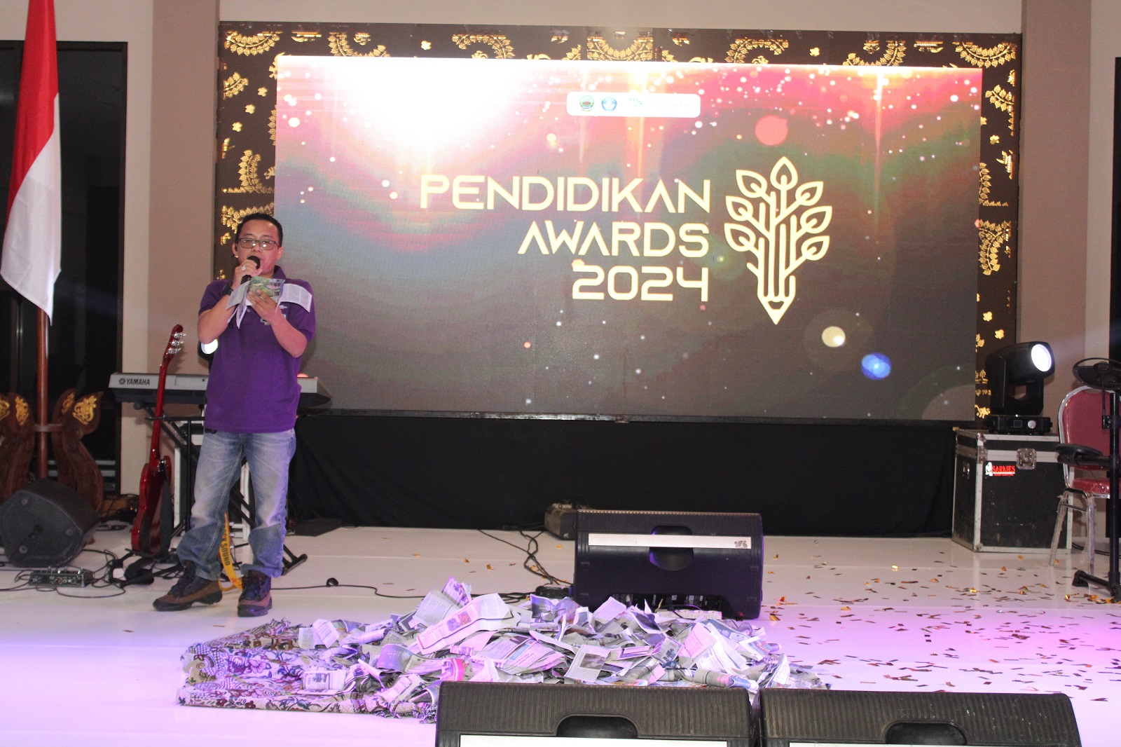 BERHADIAH: Manajer Event dan Pengembangan Bisnis JPRM Mohammad Sugianto mengumumkan pemenang undian balot Pendidikan Awards 2024 di Sentra IKM, Sabtu (4/5) malam.