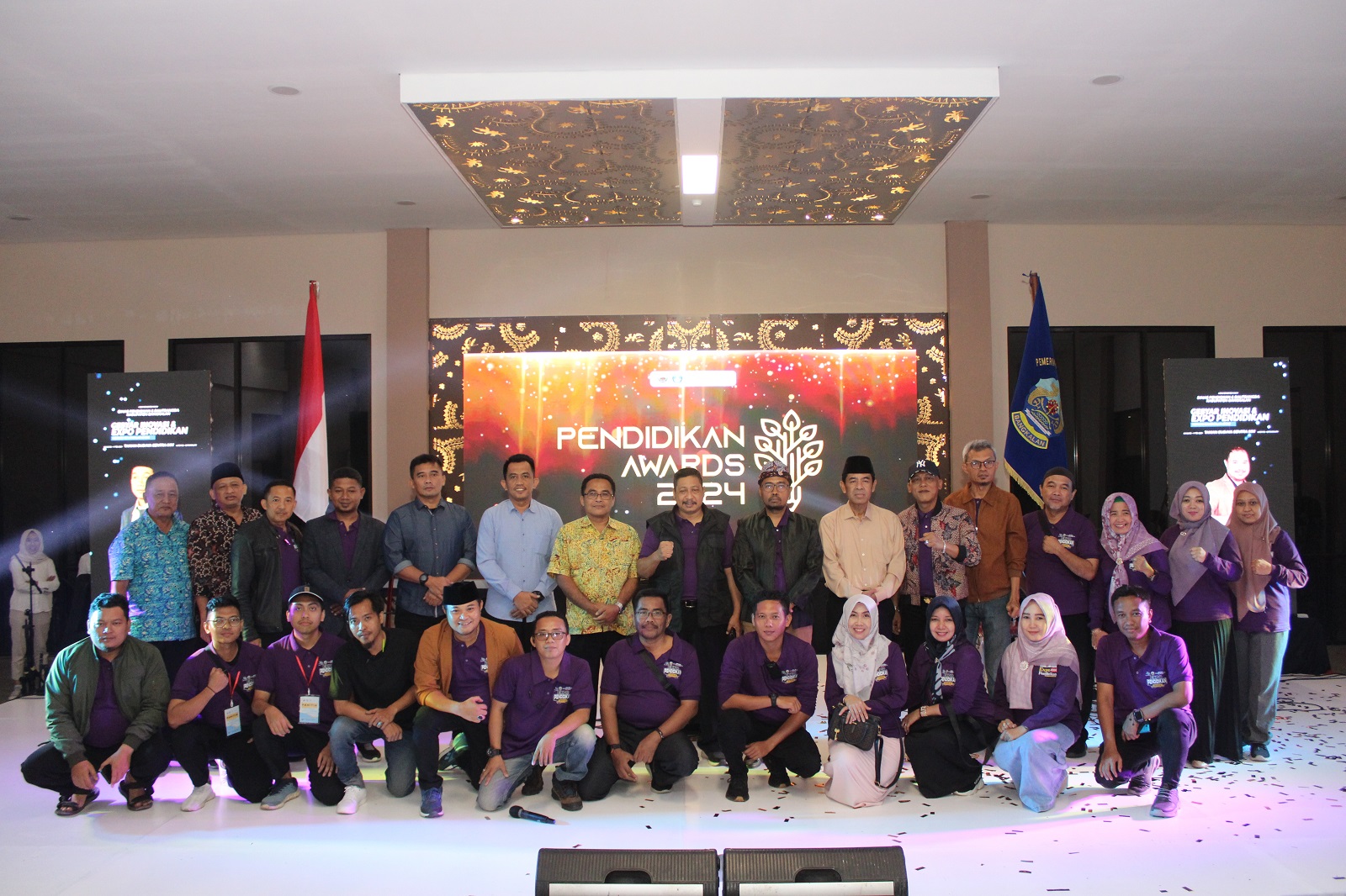 KOMPAK: Panitia Gebyar Inovasi dan Expo Pendidikan Menuju Bangkalan Emas berfoto bersama setelah acara penutupan, Sabtu (4/5) malam.
