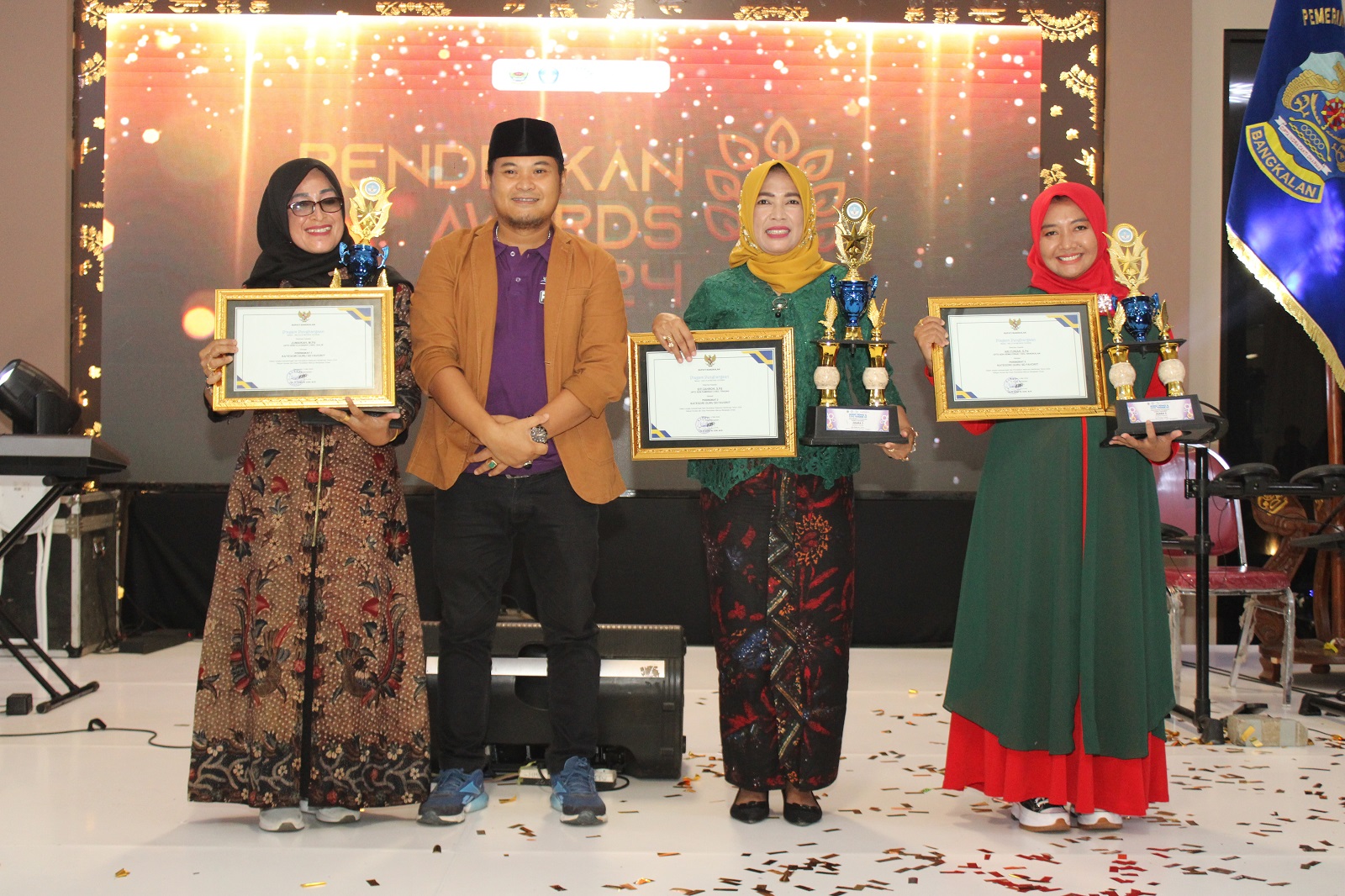 SENANG: Ketua Panitia Mahmudi Ibnu Khotib berpose dengan pemenang Pendidikan Awards kategori Guru Favorit versi pembaca JPRM.