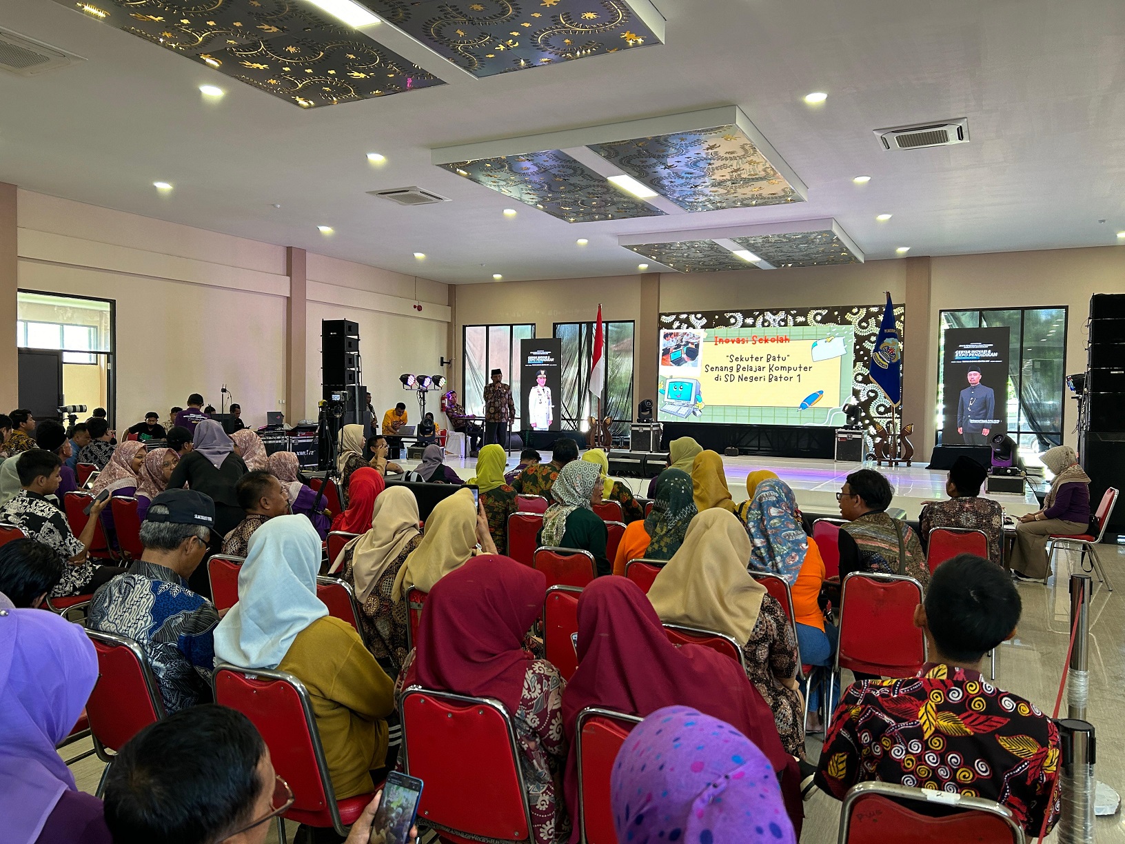 SERIUS: Peserta lomba inovasi kategori digital jenjang SD bersemangat saat memaparkan materi lomba di hadapan juri dan audiens, Jumat (3/5).