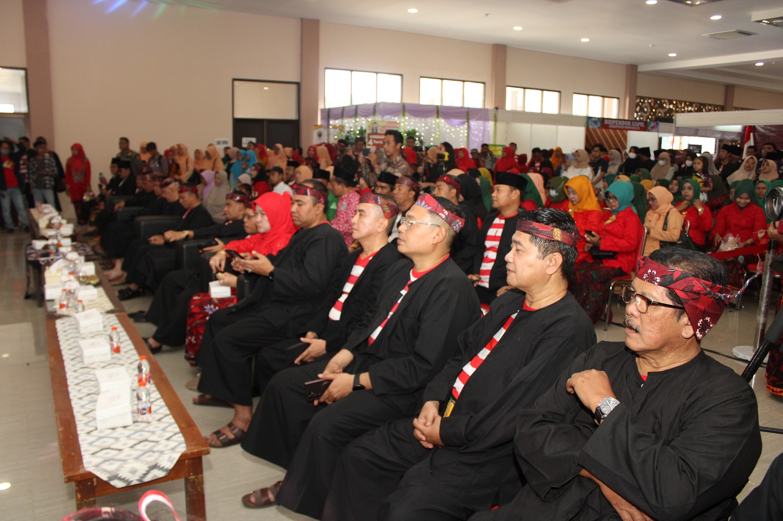 MEMBELUDAK: Tamu undangan dan warga tumpah ruah menghadiri pembukaan Gebyar Inovasi dan Expo Pendidikan Menuju Bangkalan Emas di Sentra IKM, Kamis (2/5).
