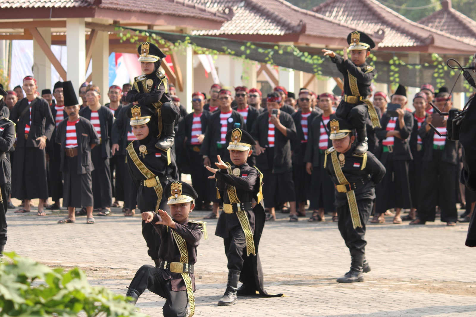 ATRAKTIF: Penampilan PBB dari UPTD SDN Buddan 2, Kecamatan Tanah Merah, berhasil memukau peserta upacara Hardiknas di Sentra IKM, Kamis (2/5).