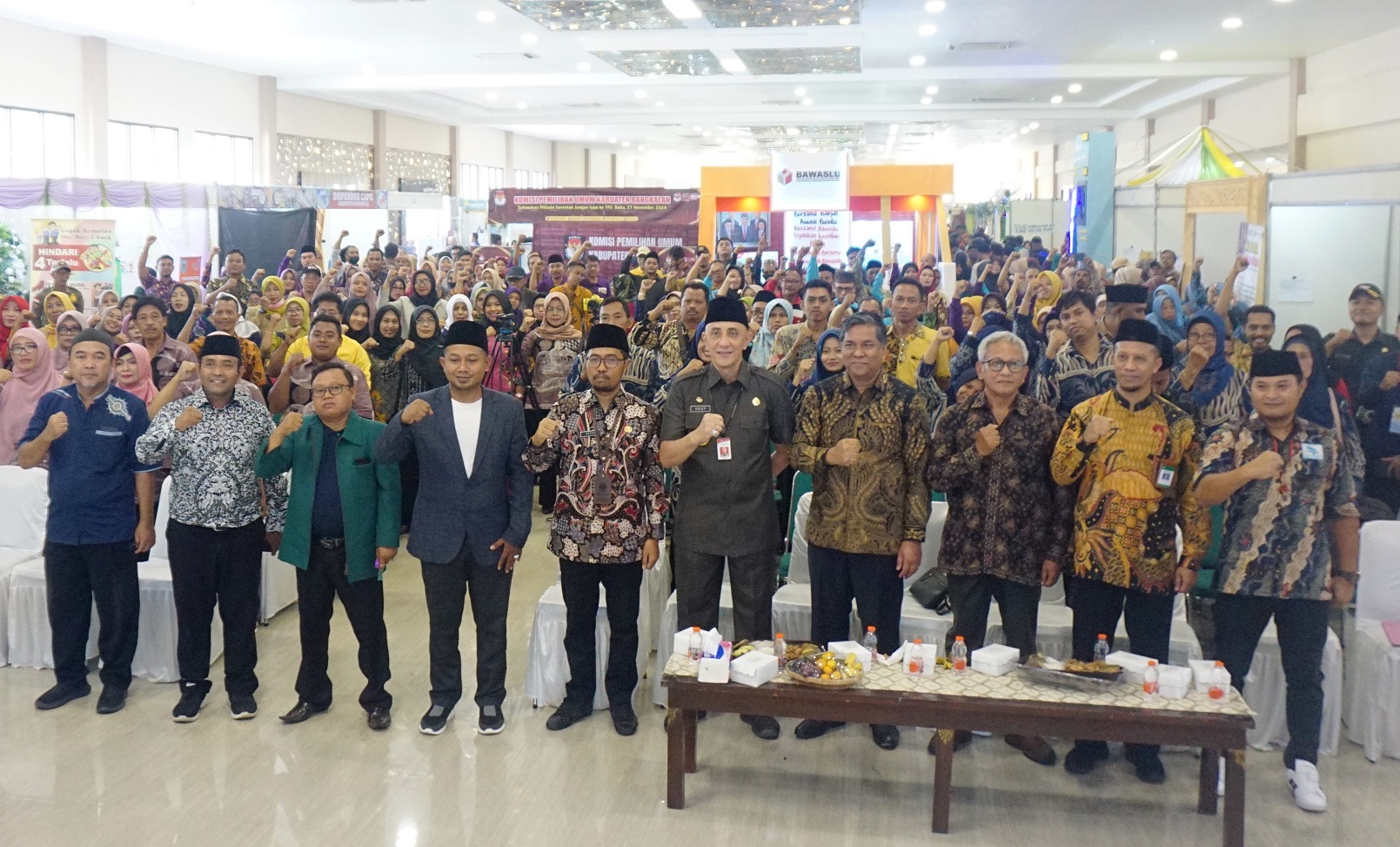 SEMANGAT: Pj Bupati Bangkalan (lima dari kanan) didampingi Kadispendik (enam dari kanan) dan panitia Gebyar Inovasi dan Expo Pendidikan foto bersama usai acara seminar pendidikan Sabtu (4/5).