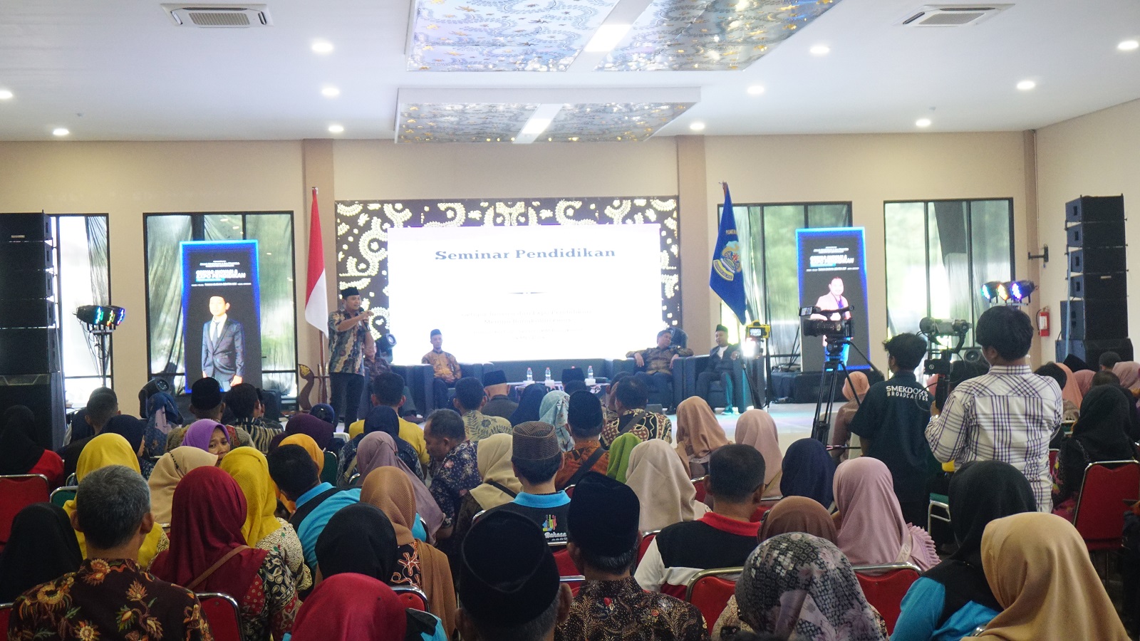 PIMPIN: Ketua panitia Mahmudi Ibnu Khotib (pegang mic) saat menjadi moderator seminar yang digelar di Gebyar Inovasi dan Expo Pendidikan Menuju Bangkalan Emas Sabtu (4/5).